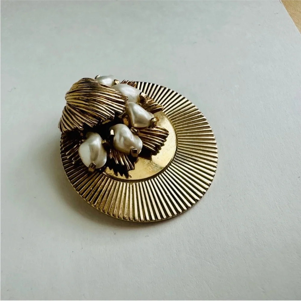 Vintage 1.5” BOUCHER Gold Tone Circular Brooch w Art Deco Style & Faux Pearls - Picture 3 of 6